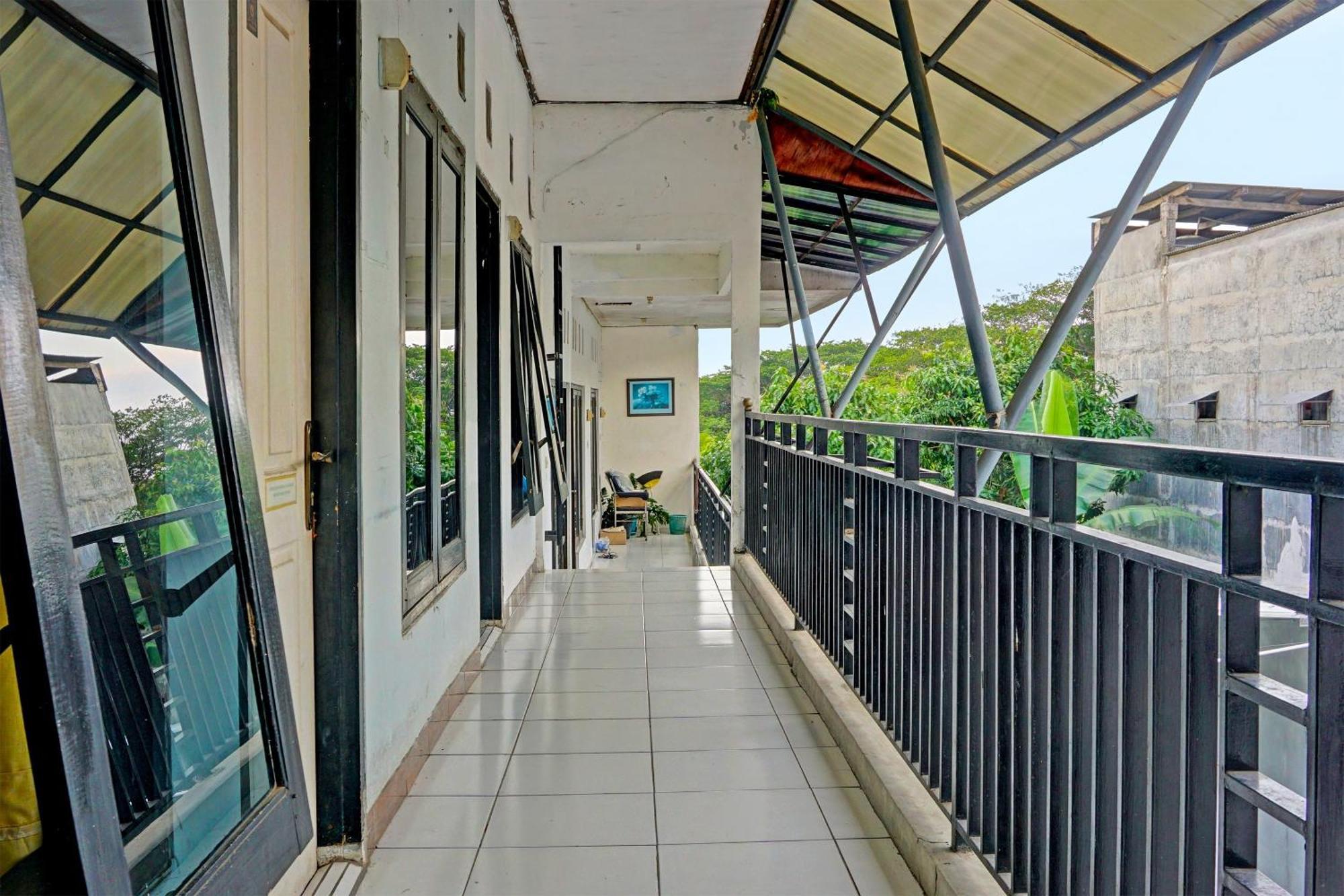 Hotel Oyo Life 91896 Kost Bu Dewi Syariah Pasuruan Exteriér fotografie