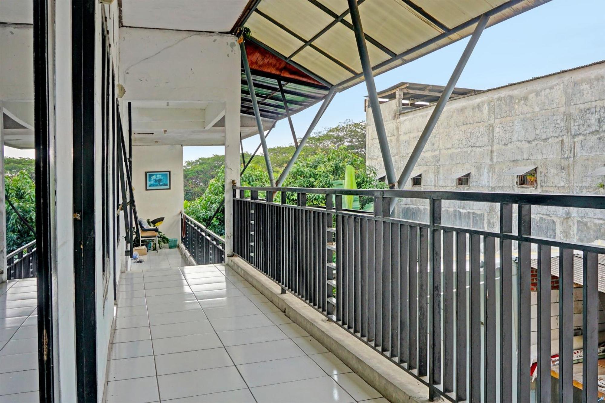 Hotel Oyo Life 91896 Kost Bu Dewi Syariah Pasuruan Exteriér fotografie